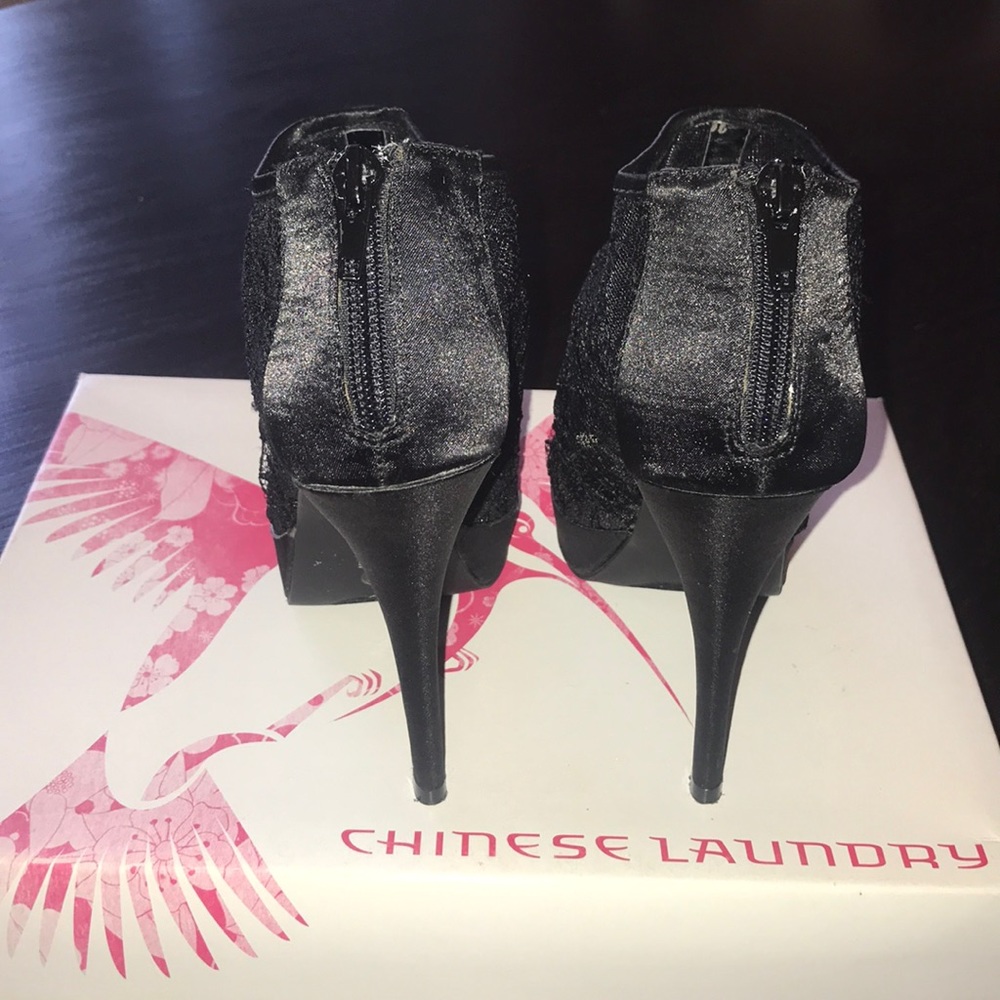 Chinese Laundry Black Lace Platform Pump - Picture 3 of 6